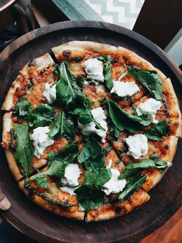 Pizza recién horneada al horno de leña en Pizza Sí! Maspalomas