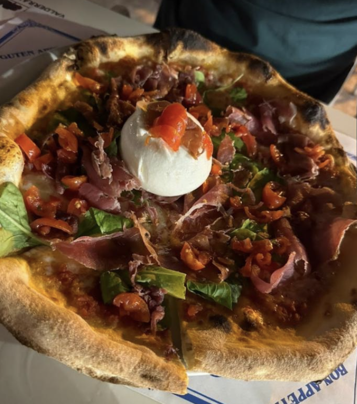 Pizza con prosciutto, burrata y tomate fresco en Pizza Sí! Maspalomas
